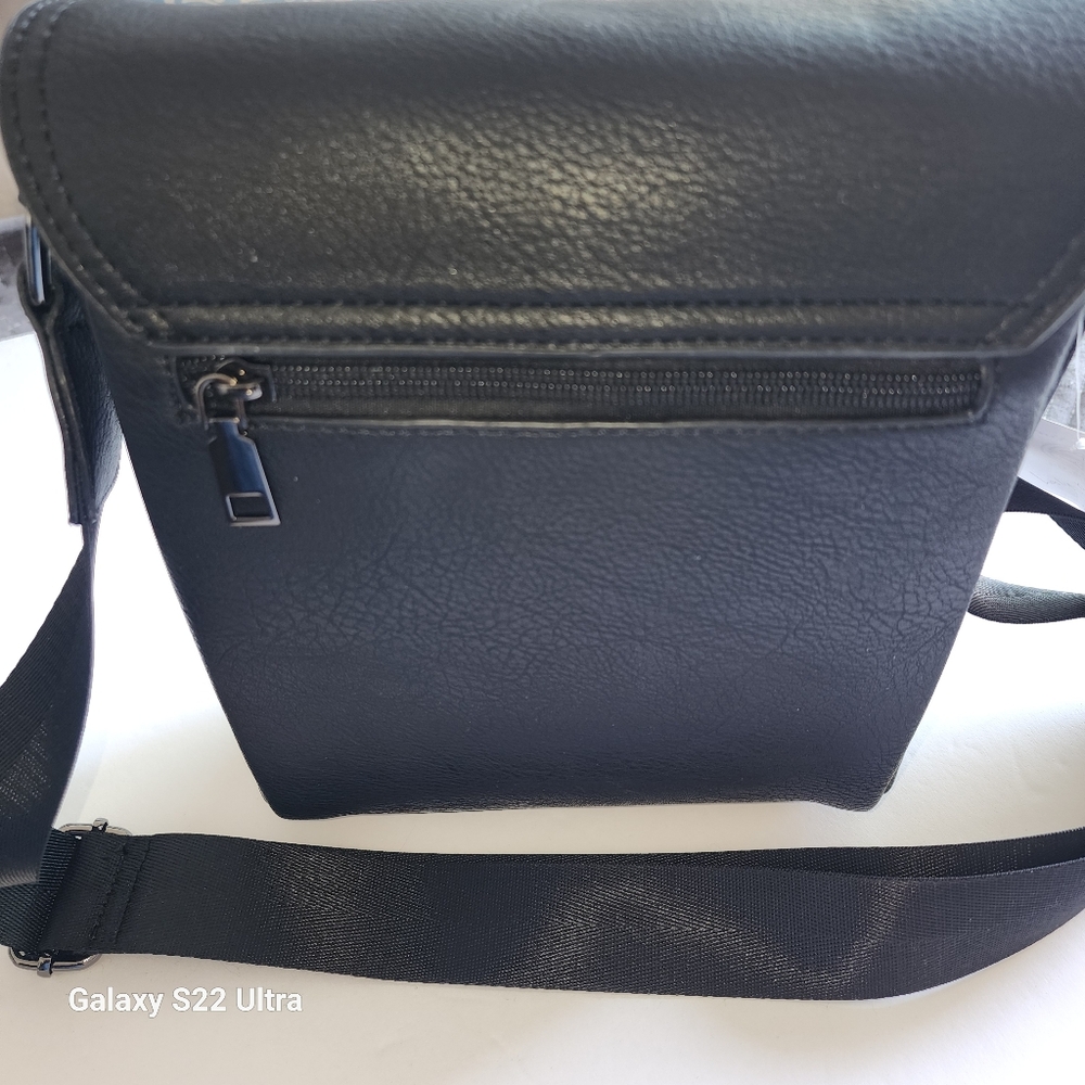 A R New York Women's Black Leather Multi Compartment Messenger-Style Crossbody - Picture 5 of 8